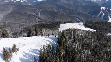 在滑雪场设有滑雪者和滑雪升降机的空中滑雪斜坡。 雪山森林
